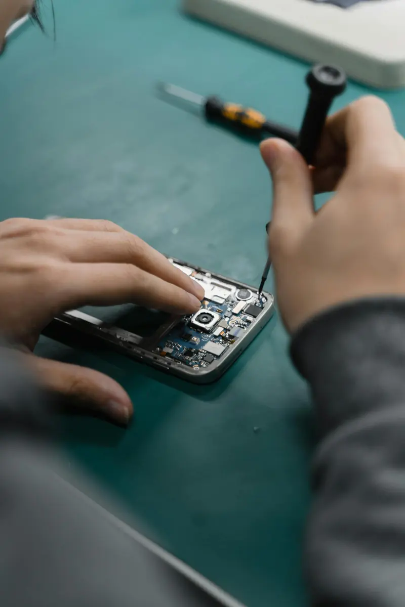 Placa de circuito de smartphone em reparação detalhada