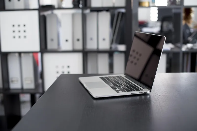 MacBook desmontado na bancada de reparação Smart House